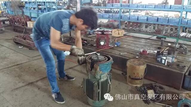 正在拆泵維修